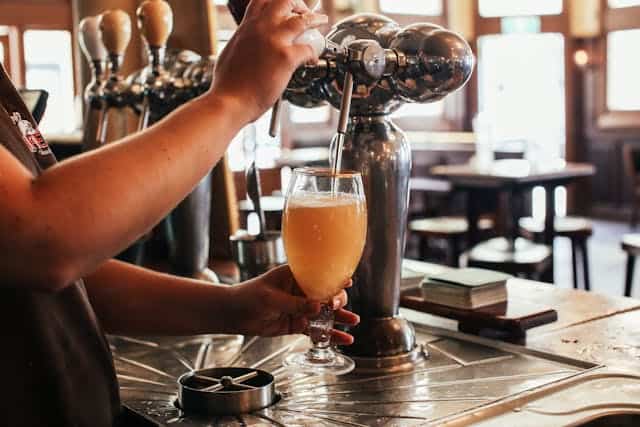 meerdere glazen bier tappen